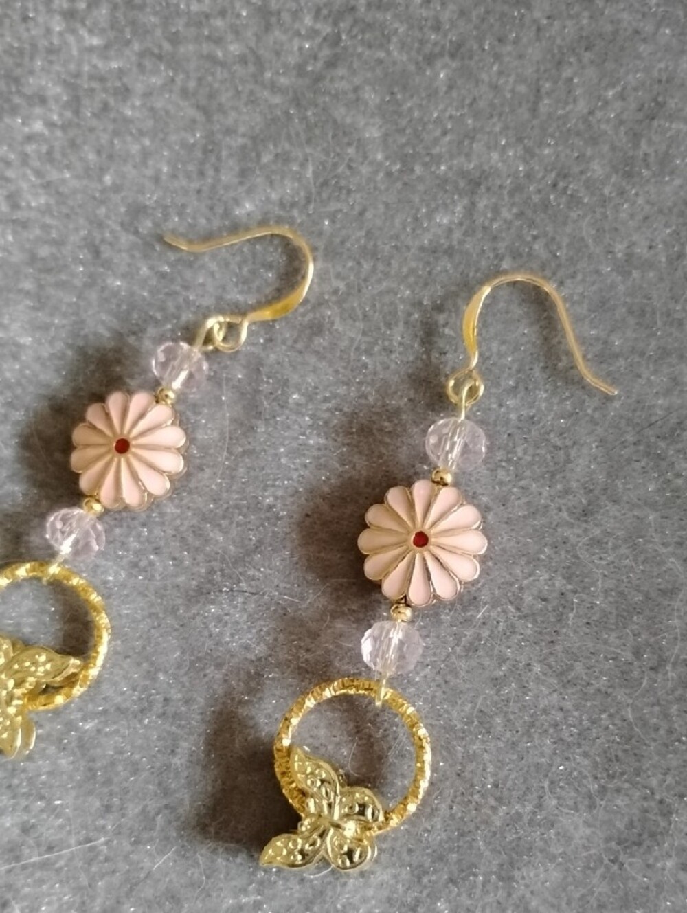 Hand Crafted Delicate Pink Daisy & Gold Butterfly Drop Earrings 💕HP💕 - Picture 5 of 5